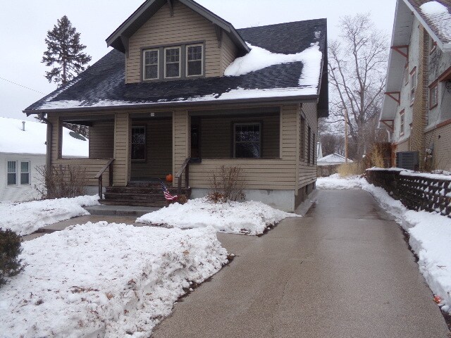 Building Photo - Nice Large 5BR Home Off 13th and Van Dorn