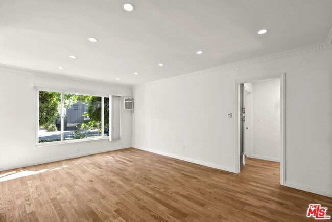 Building Photo - 1233 N Harper Ave