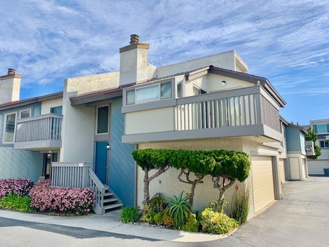 Building Photo - Oxnard | 1 Bed + 1.5 Bath + Loft Condo | L...