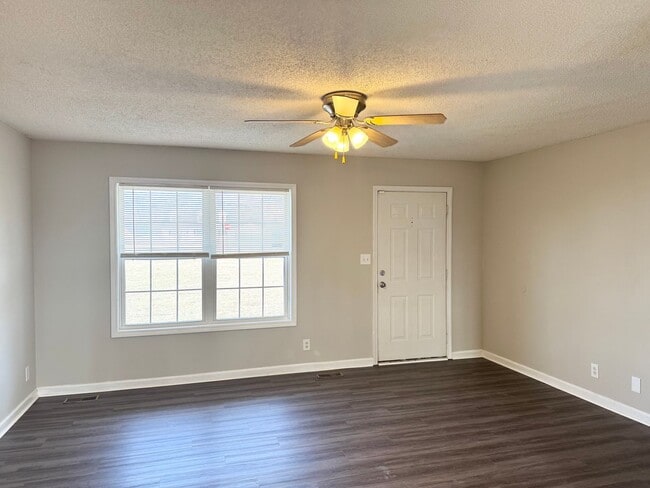 Foto del edificio - Beautiful Home close to Ft Campbell and Shopping!