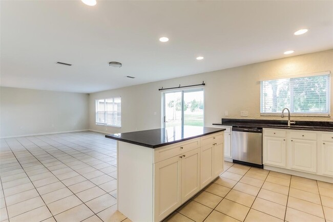 Building Photo - 6906 Lake Eaglebrooke Dr