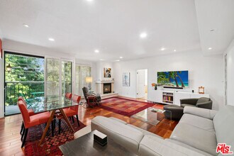 Building Photo - 502 San Vicente Blvd