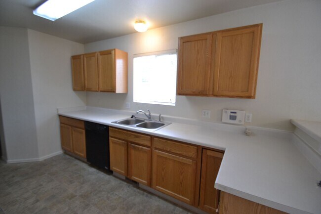 Foto del edificio - 4 Bedroom, 3.5 Bath House with a 3 Car Gar...