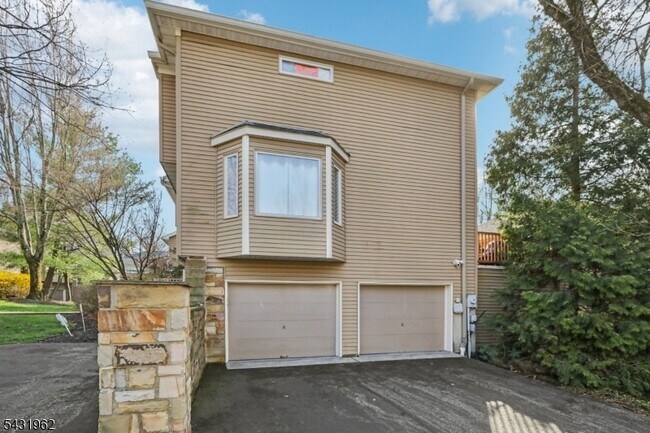 Building Photo - 210 Clarken Dr