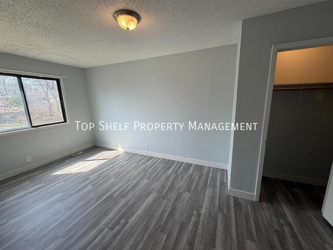 Building Photo - 1627 E Glenwood Dr