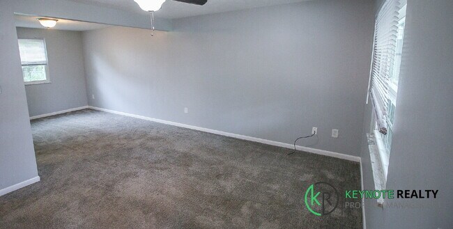 Foto del edificio - Gorgeous 4 Bedroom, 4 Bathroom Home Availa...