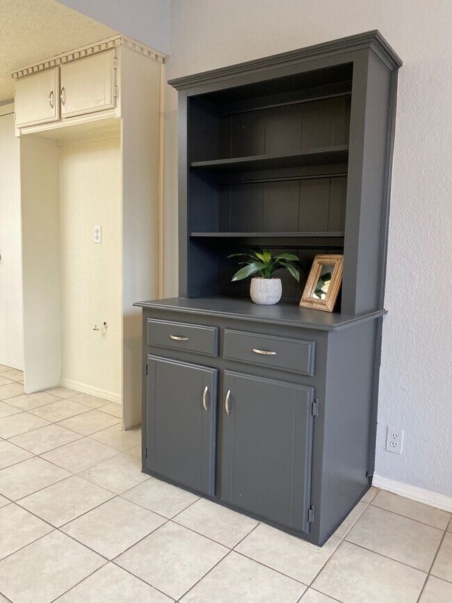 Foto del edificio - 2805 Summerfield Dr
