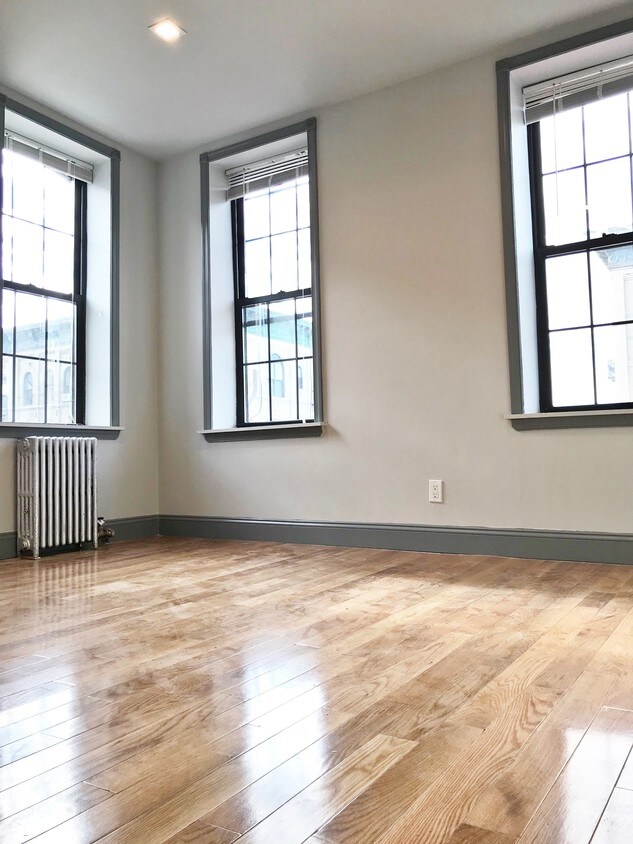 Foto principal - 709 Knickerbocker Ave