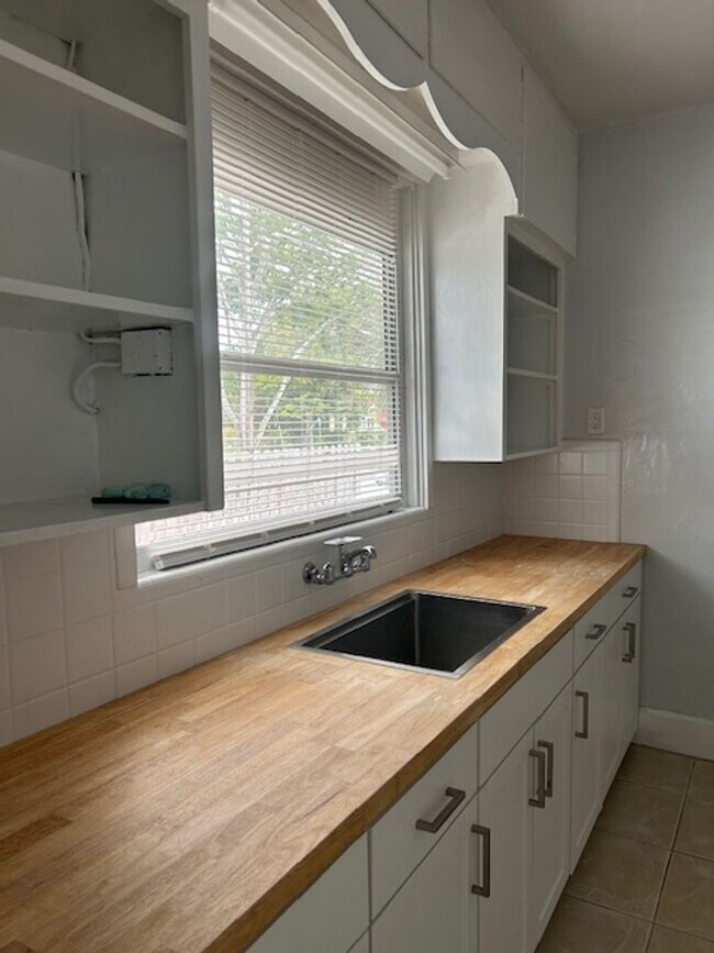Foto del edificio - Well maintained 3/2 centrally located and available now!