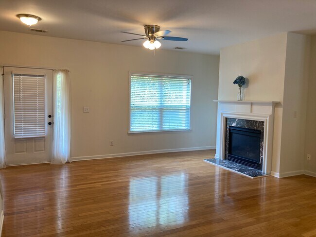 Gran sala de estar abierta, pisos de madera, excelente luz natural. - 1684 Northgate Mill Dr