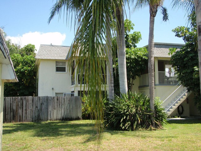 Building Photo - 3305 Camelot Dr