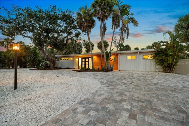 Building Photo - 4879 Commonwealth Dr