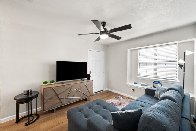 Foto del edificio - 1700 Crestpoint Dr