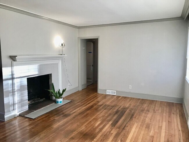 Foto del edificio - 8224 Douglas Dr