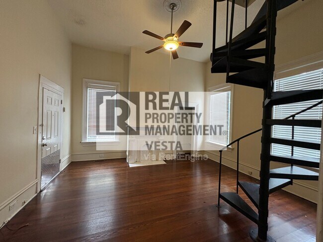 Building Photo - 1065 College St