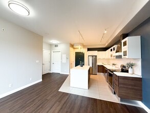 Building Photo - 347 Hyland Dr
