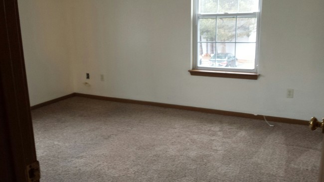 Building Photo - 711 Deerbrook Cir