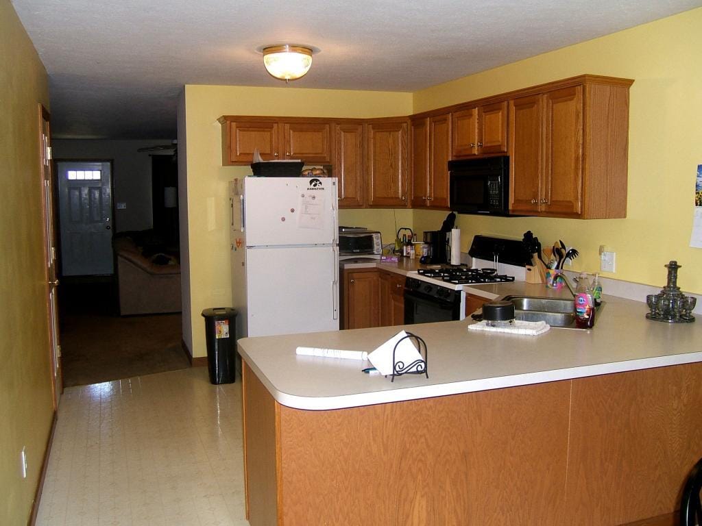Building Photo - 637 Oakbrook Ave