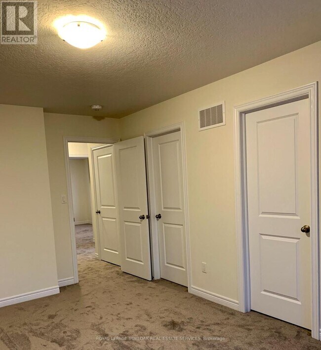 Building Photo - 4 Foothills Ln