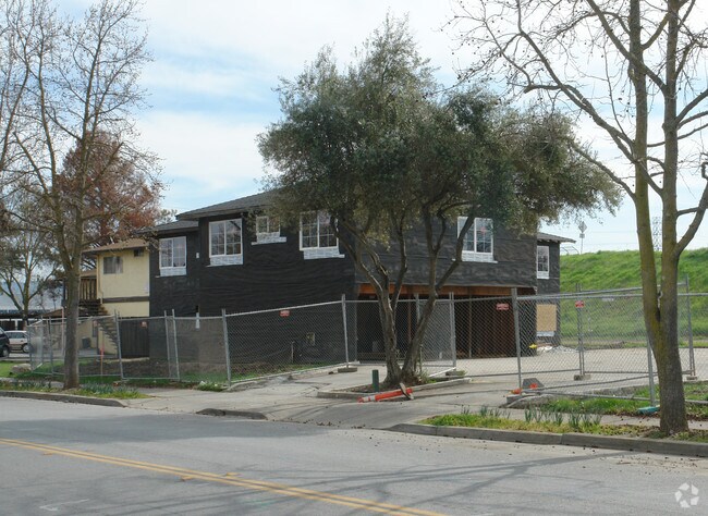 Edificio Photo#2 - 7470 Rogers Ln