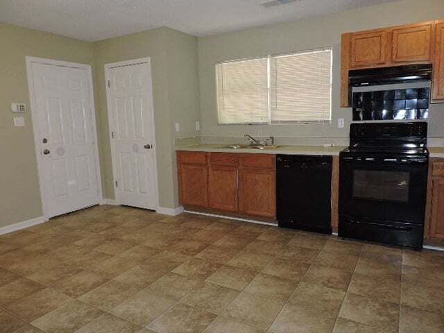 Building Photo - 2631 Parkview Dr