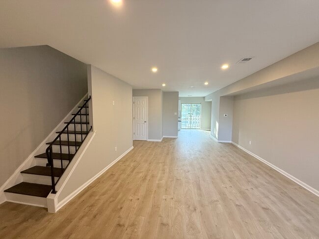 Building Photo - 104 Kelmar Ave