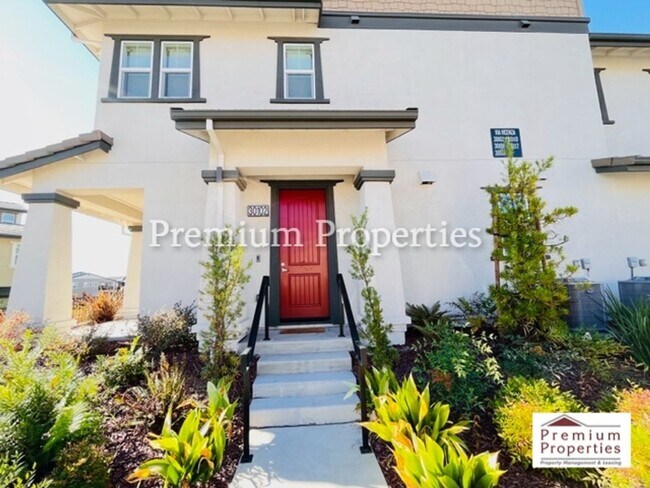 Building Photo - Exquisite Tri-Level Corner Unit Townhouse,...