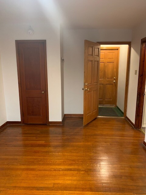 Entrance to apartment livingroom - 518 Long St