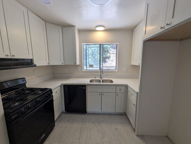 Building Photo - Newly Renovated! Spacious 4-Bed, 2-Bath Ho...