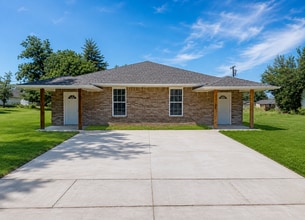 Building Photo - 805 SW Summit Ave