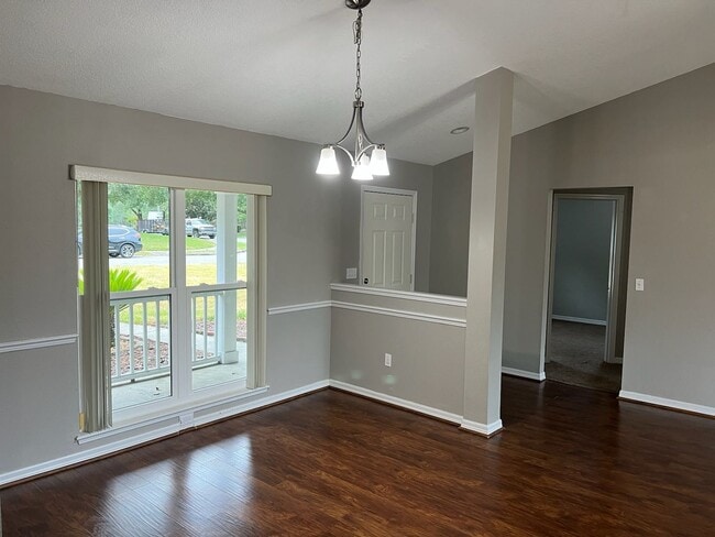 Building Photo - Beautiful 3 Bedroom 2 Bath in SW Mentone