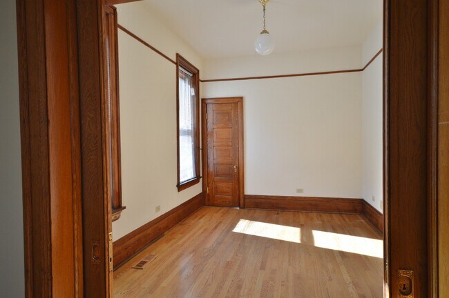 Building Photo - 2214 N Kenmore Ave