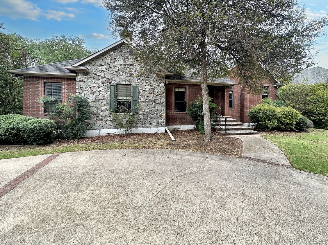 Foto principal - Charming 3-Bedroom Home with 6-Car Garage ...