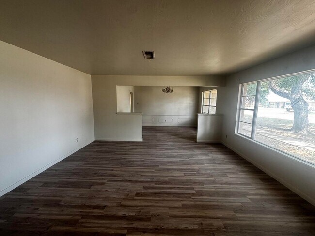 Foto del edificio - 4 Bedroom 3 Bathroom Ready To Rent!