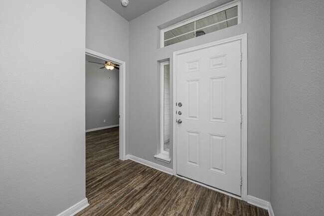 Foto del edificio - 521 Fallbrook Dr