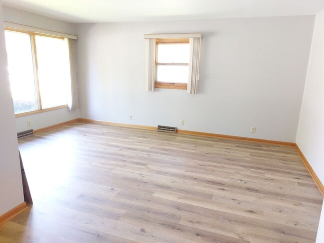 Building Photo - 3 bedroom 1.5 bath home with attached 1 ca...