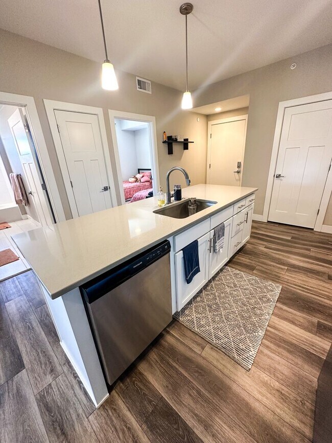 Foto del edificio - Beautiful "Like New" Large 2Bd 2Ba condo W/ amazing views of the flatirons!
