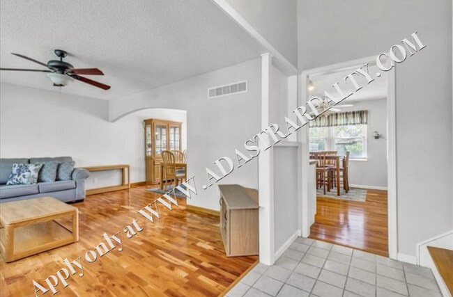 Foto del edificio - Beautiful 4 Bed 2 Bath Home in Olathe-Available in JULY!!