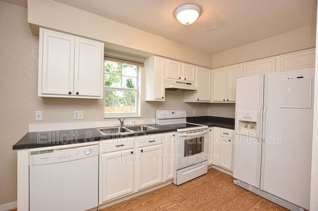 Building Photo - 302 W Belmar St
