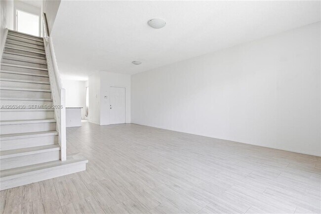 Building Photo - 2066 Madeira Dr