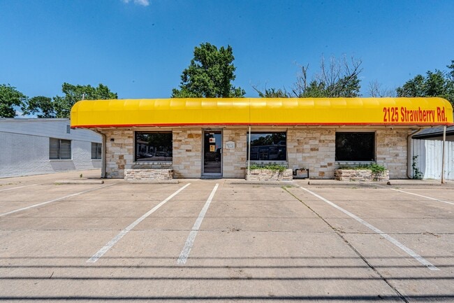 Building Photo - 2125 Strawberry Rd