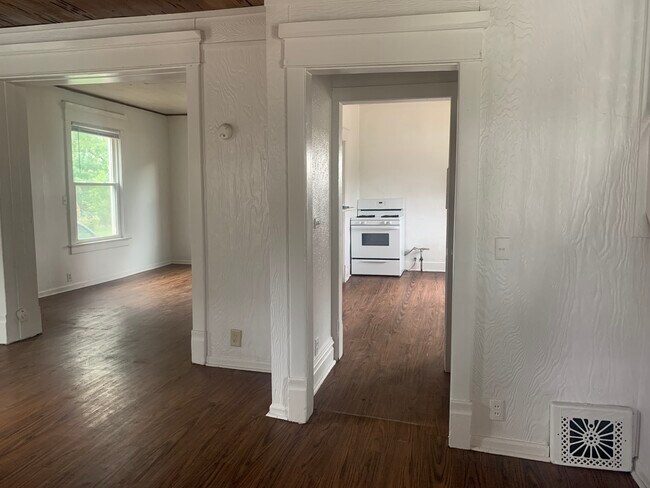 Building Photo - 1301 W Parkside Dr