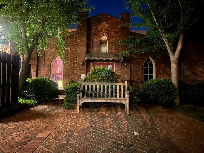 Foto del edificio - Charming 2BR Townhome in Franklin