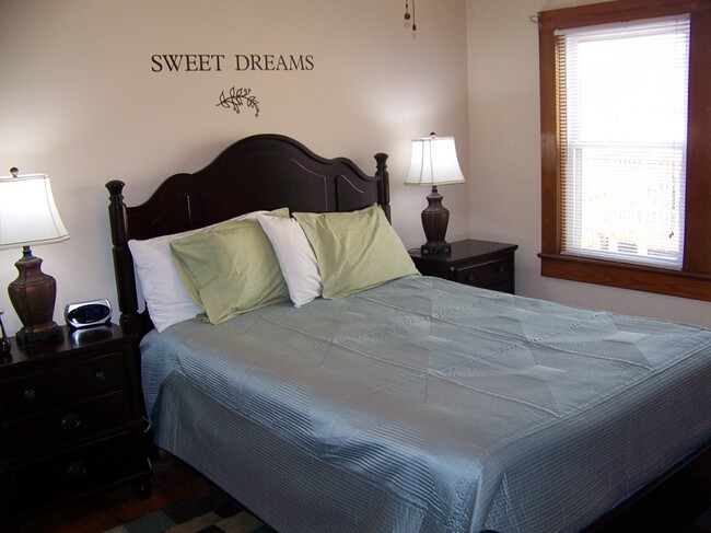 Foto del edificio - Furnished Two Bedrm, Brick Cottage in Mid-...