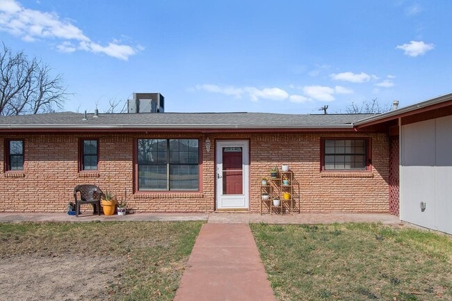 Building Photo - 208 N Broadview St