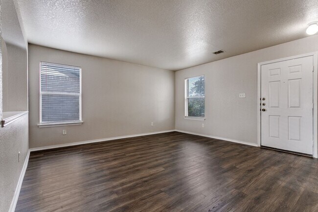 Foto del edificio - 3-BEDROOM IN WOODCREST, NORTH EAST I.S.D.