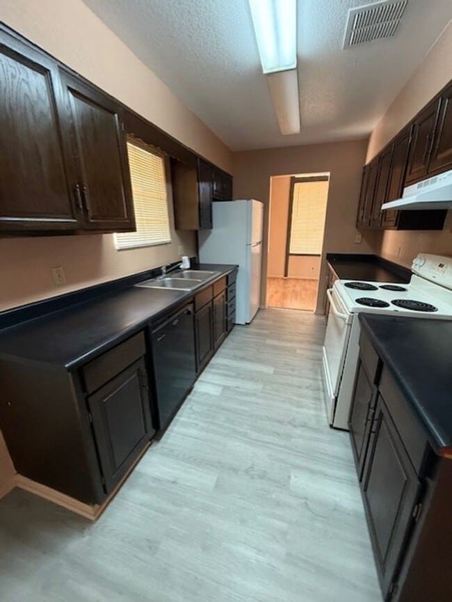 Building Photo - 2 Bedroom 1 Bath Contact Property Pros Pro...