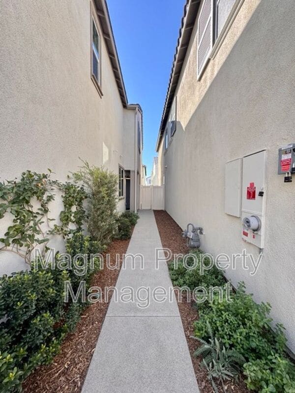 Foto del edificio - 25147 Hunter Ave