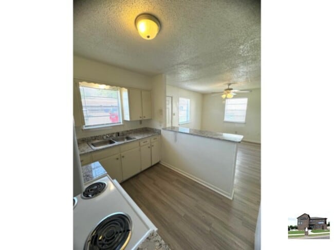 Building Photo - 604 Sunset Ln