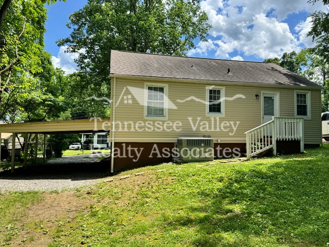 Foto del edificio - UPDATED 2 BED/1 BATH with carport right ne...